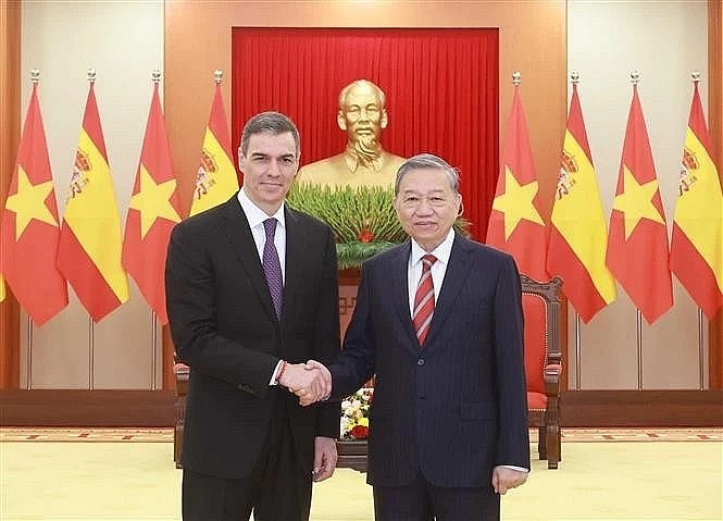 Party General Secretary To Lam (R) and Spanish Prime Minister Pedro Sánchez at their meeting in Hanoi on April 9. (Photo: VNA)