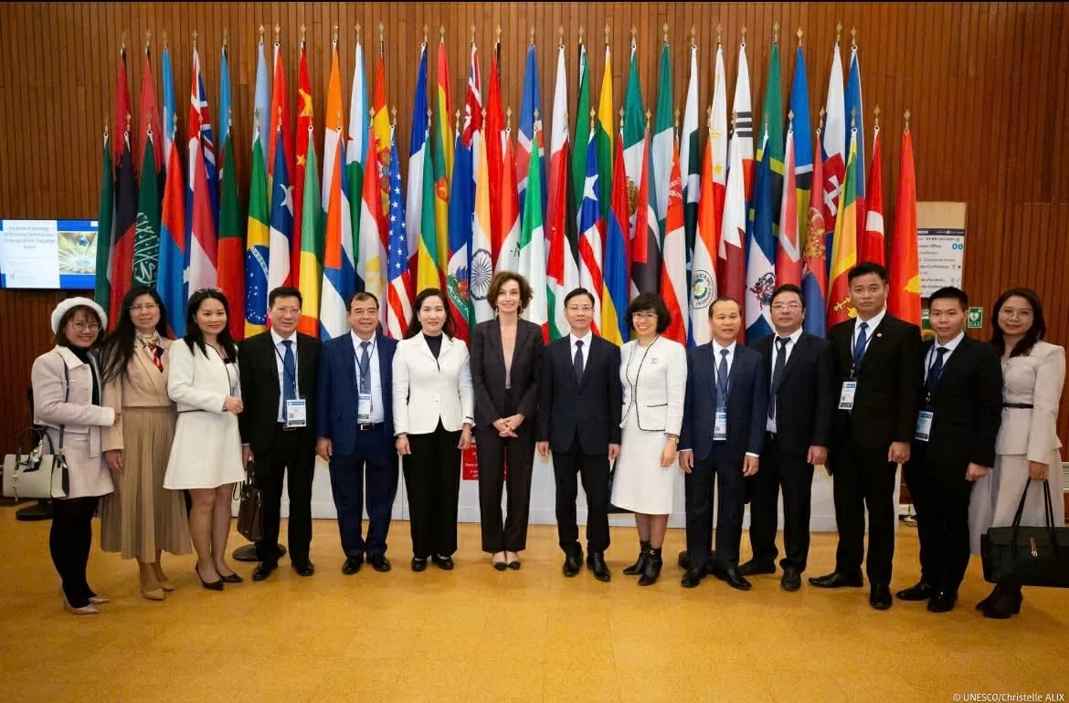 Deputy Minister Ngo Le Van and local leaders meet with UNESCO Director-General Audrey Azoulay. (Photo: UNESCO)
