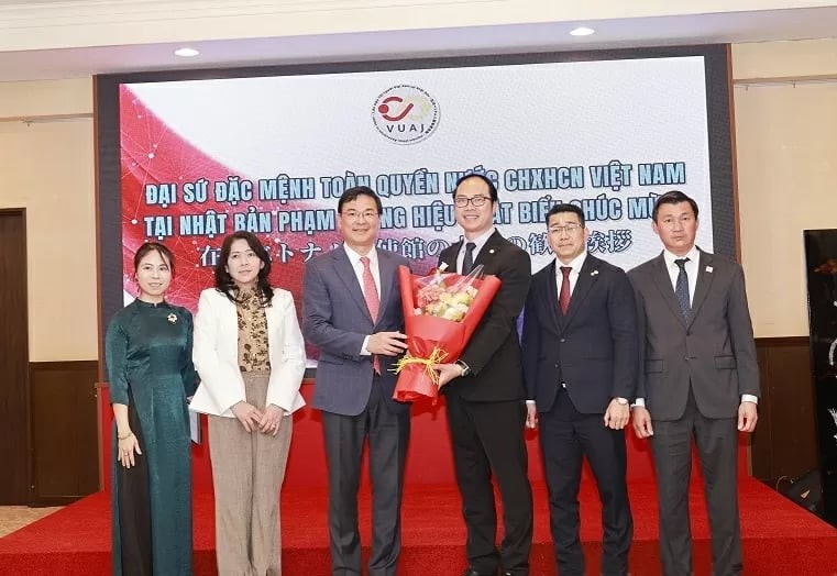 Ambassador Pham Quang Hieu congratulates the Executive Committee of the Union of Vietnamese Associations in Japan for the 2025–2028 term. (Photo: Vietnam Union Association in Japan)