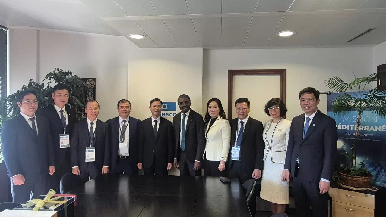 Deputy Minister Ngo Le Van and leaders of Quang Ninh, Bac Giang, Hai Duong, and Hanoi meet with World Heritage Centre Director Lazare Assomo. (Photo: Working delegation)
