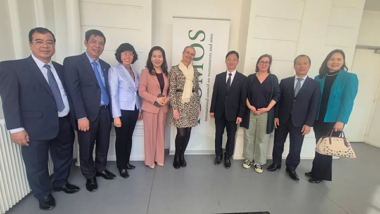 Deputy Minister Ngo Le Van and leaders of Quang Ninh, Bac Giang, Hai Duong, and Hanoi meet with ICOMOS Director-General Maria-Laure Lavenir. (Photo: Working delegation)