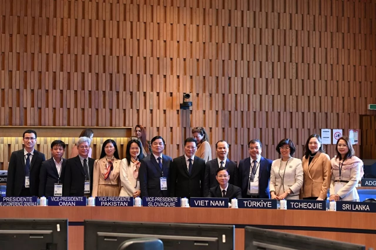 Deputy Minister of Foreign Affairs Ngo Le Van and members of the working delegation at the session. (Photo: UNESCO)