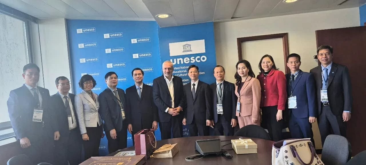 Meeting with UNESCO Assistant Director-General for Culture Ernesto Ottone. (Photo: Working delegation)