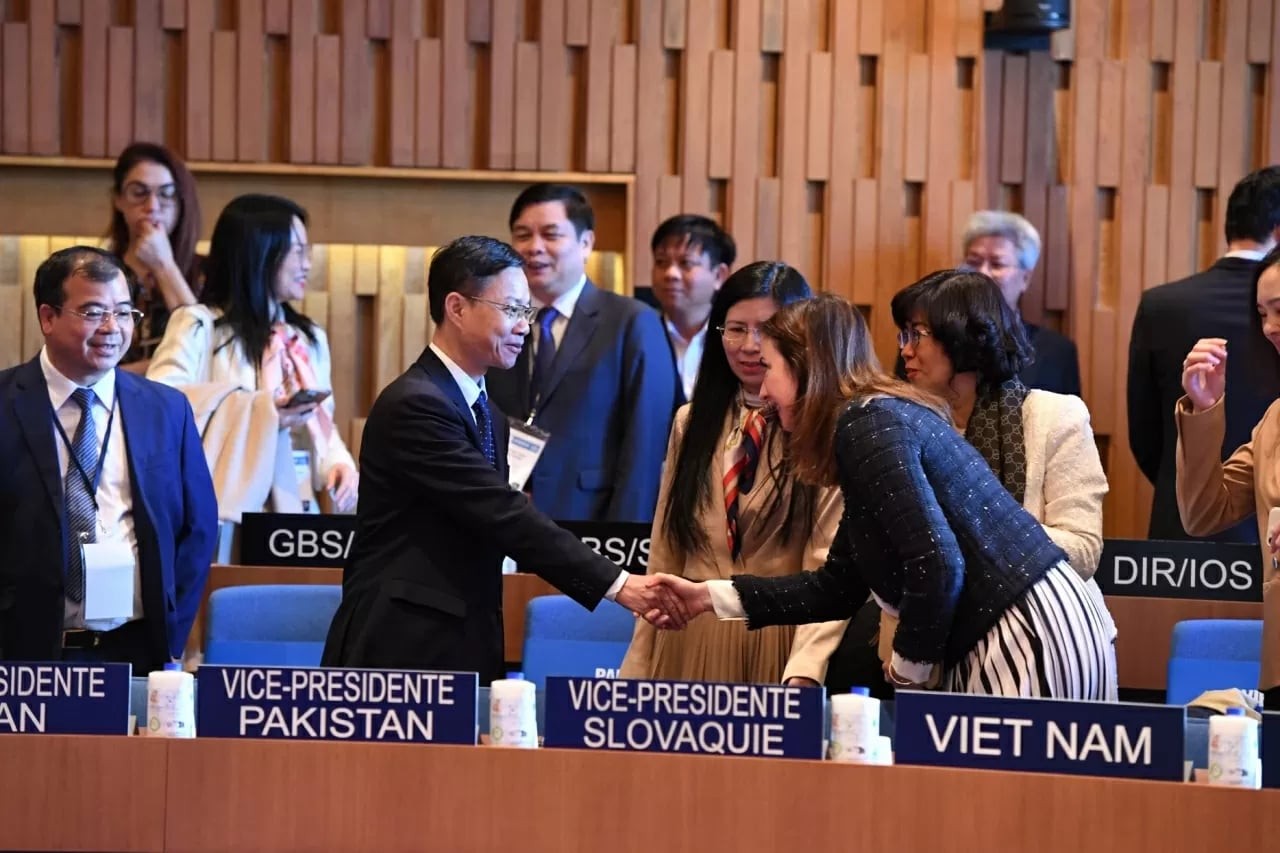 Deputy Minister Ngo Le Van speaks with heads of delegations from several countries. (Photo: UNESCO)