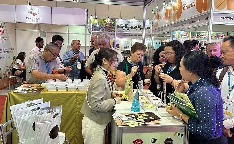 A large number of visitors express keen interest in Vietnamese products at the ANUGA Food and Beverage Exhibition in Sao Paulo, Brazil. (Photo: Vietnam Trade Office in Brazil)
