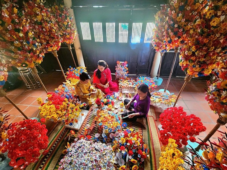 Paper flower products in Thua Thien-Hue province's Thanh Tien craft village will be introduced in Europe this May. (Photo courtesy of the Ministry of Culture, Sports and Tourism)