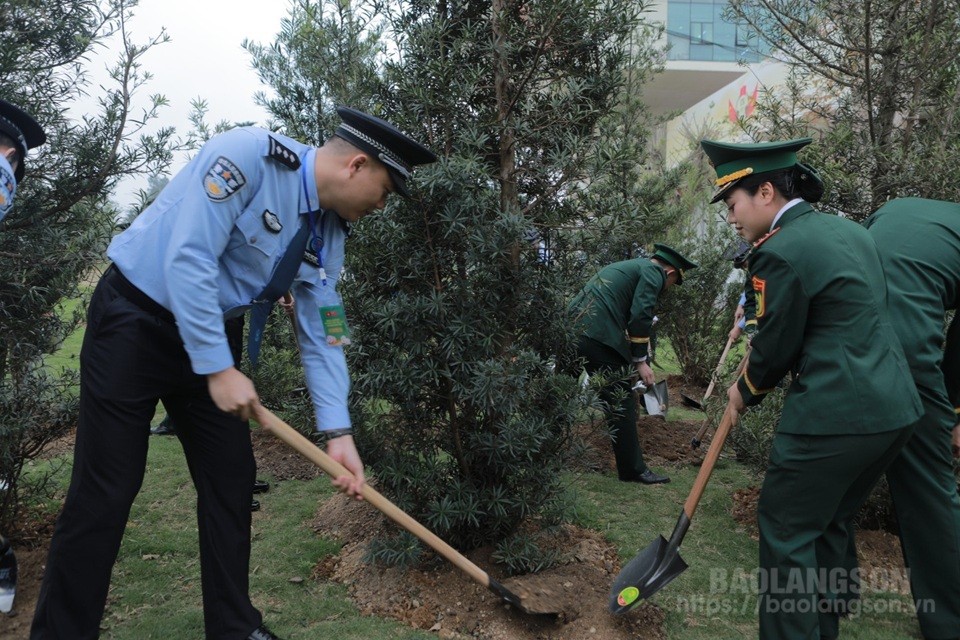 Young Vietnamese, Chinese Officers Work Together for a Peaceful and Stable Border