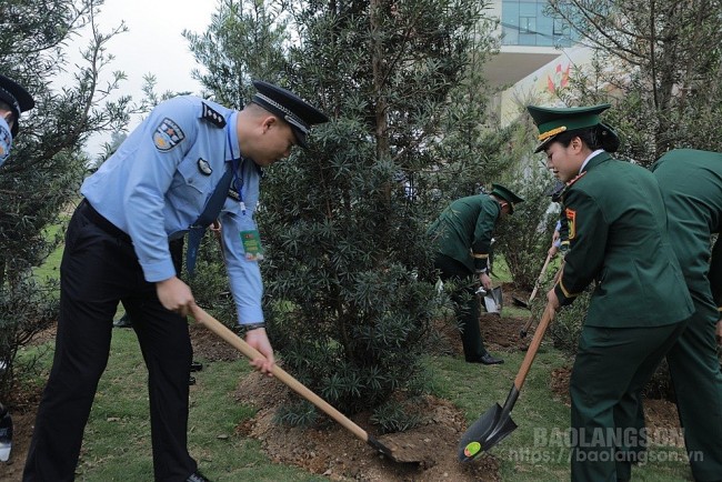Young Vietnamese, Chinese Officers Work Together for a Peaceful and Stable Border