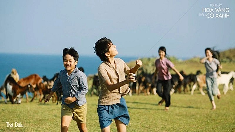 A scene of Vietnamese film “Tôi thấy hoa vàng trên cỏ xanh” being screened at the 2025 Francophonie Festival held in Chile.