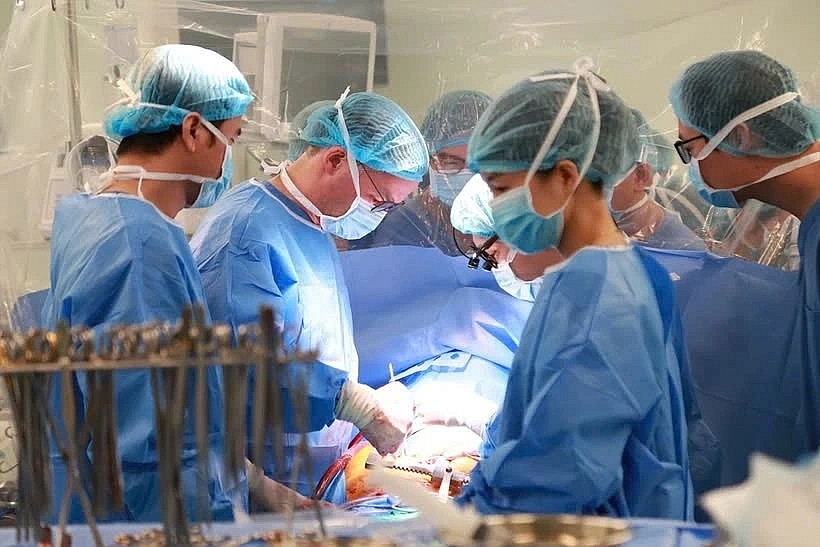 Doctors from the 108 Central Military Hospital perform the surgery on the patient. (Photo: Hospital)