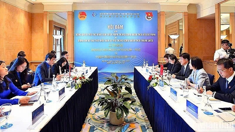 Bui Quang Huy, first secretary of the Ho Chi Minh Communist Youth Union of Vietnam, and A Dong, first secretary of the Communist Youth League of China, hold talks in Hanoi on April 13 as part of the ongoing 24th Vietnam - China Youth Friendship Meeting.