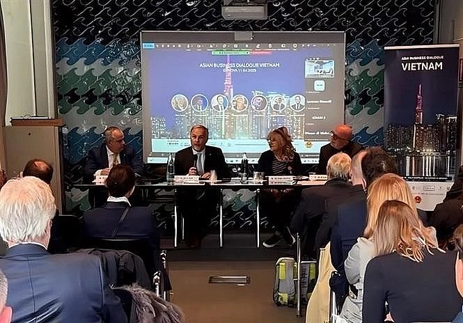 Participants at the business dialogue in Italian city of Genoa (Photo: VNA)