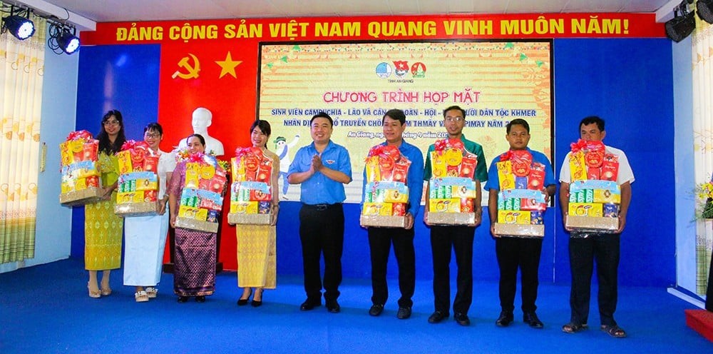 Warm New Year for Lao and Cambodian Students in Vietnam