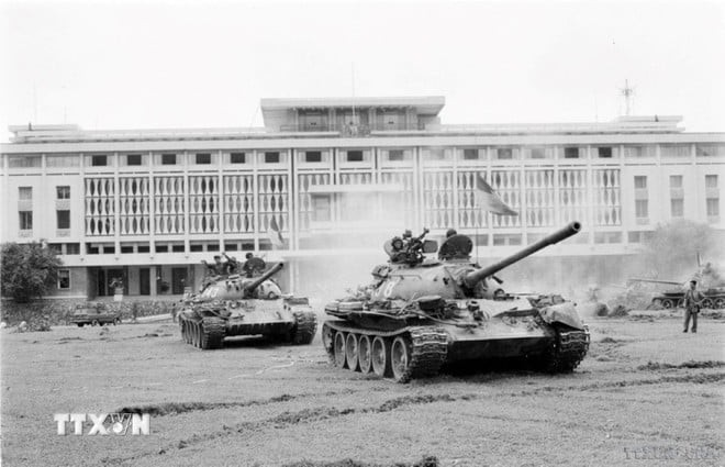 From all directions, hundreds of tanks, armored vehicles, and infantry forces simultaneously advanced toward the Presidential Palace of the Saigon puppet regime, liberating Saigon on the morning of April 30, 1975 (Photo: VNA)