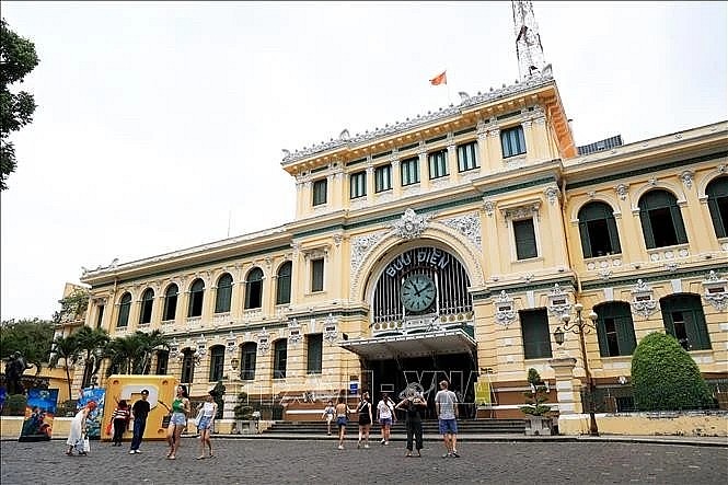 Tourists visit Ho Chi Minh City downtown. (Photo: VNA) Tourists visit Ho Chi Minh City downtown. (Photo: VNA)