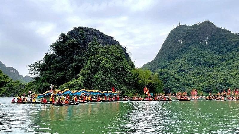 Trang An Festival serves as a convergence and connection of the unique cultural values of the ancient capital land, showcasing the distinctive spiritual and religious culture of the people of Ninh Binh. Trang An Festival serves as a convergence and connection of the unique cultural values of the ancient capital land, showcasing the distinctive spiritual and religious culture of the people of Ninh Binh.