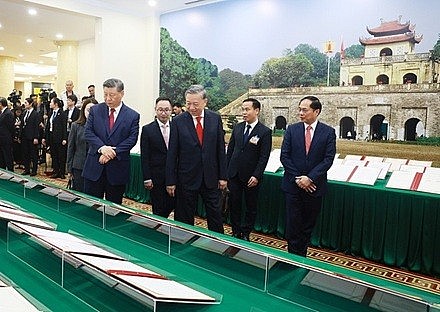 Top leaders of Vietnam, China hold talks in Hanoi