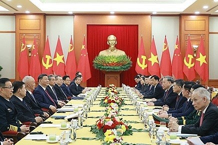 Top leaders of Vietnam, China hold talks in Hanoi