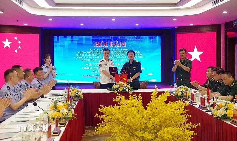 The two sides exchange a memorandum of understanding at their meeting on April 15. (Photo: VNA)