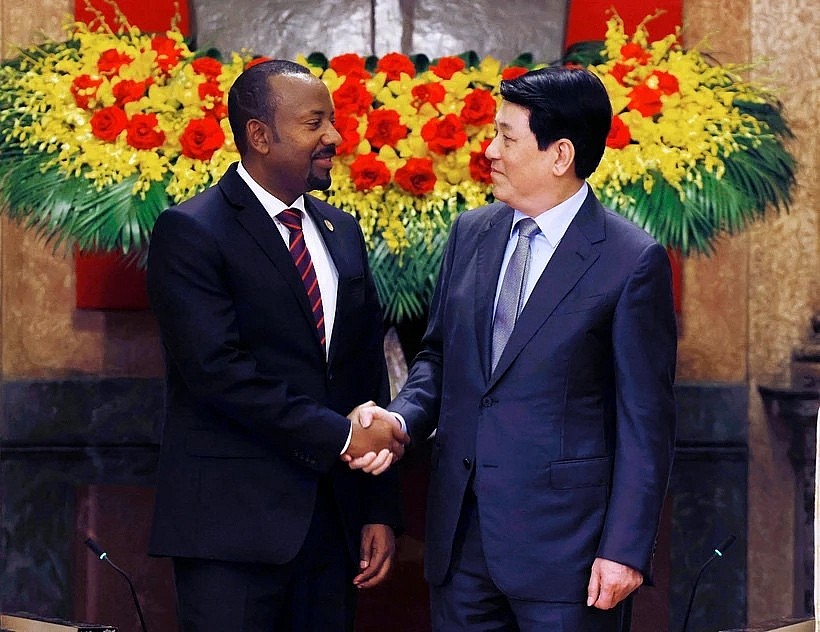 State President Luong Cuong (R) welcomes Ethiopian Prime Minister Abiy Ahmed Ali in Hanoi on April 16. (Photo: VNA)