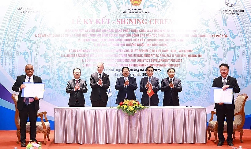 Prime Minister Pham Minh Chinh (centre) witnesses the signing of agreements. (Photo: VNA)