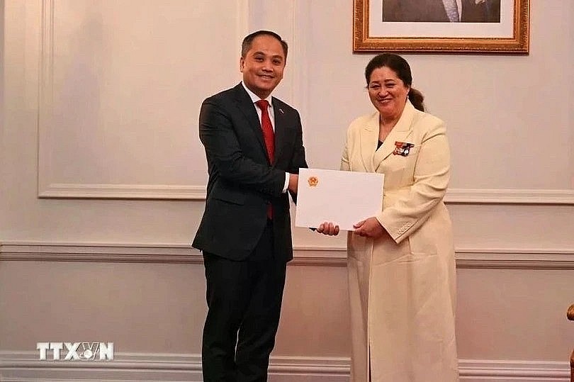 Ambassador-designate of Vietnam to New Zealand Phan Minh Giang presents the letter of credence to Governor-General of New Zealand Cindy Kiro. (Photo: VNA)