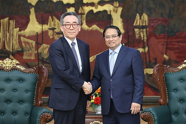 Vietnamese Prime Minister Pham Minh Chinh (R) shakes hands with South Korean Minister of Foreign Affairs Cho Tae-yul, Ha Noi, April 16, 2025. Photo: VGP/Nhat Bac