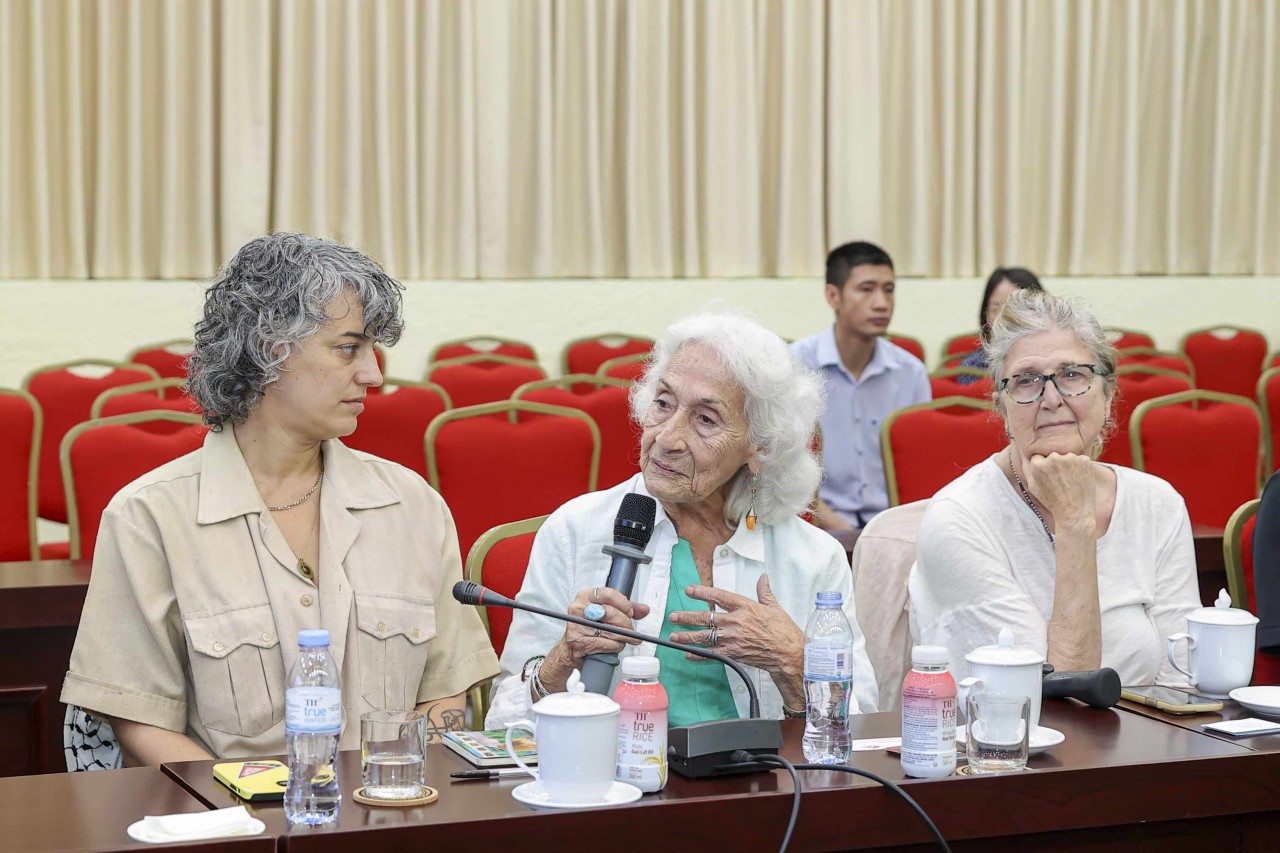 Delegates share memories and impressions of Vietnam. (Photo: Dinh Hoa)