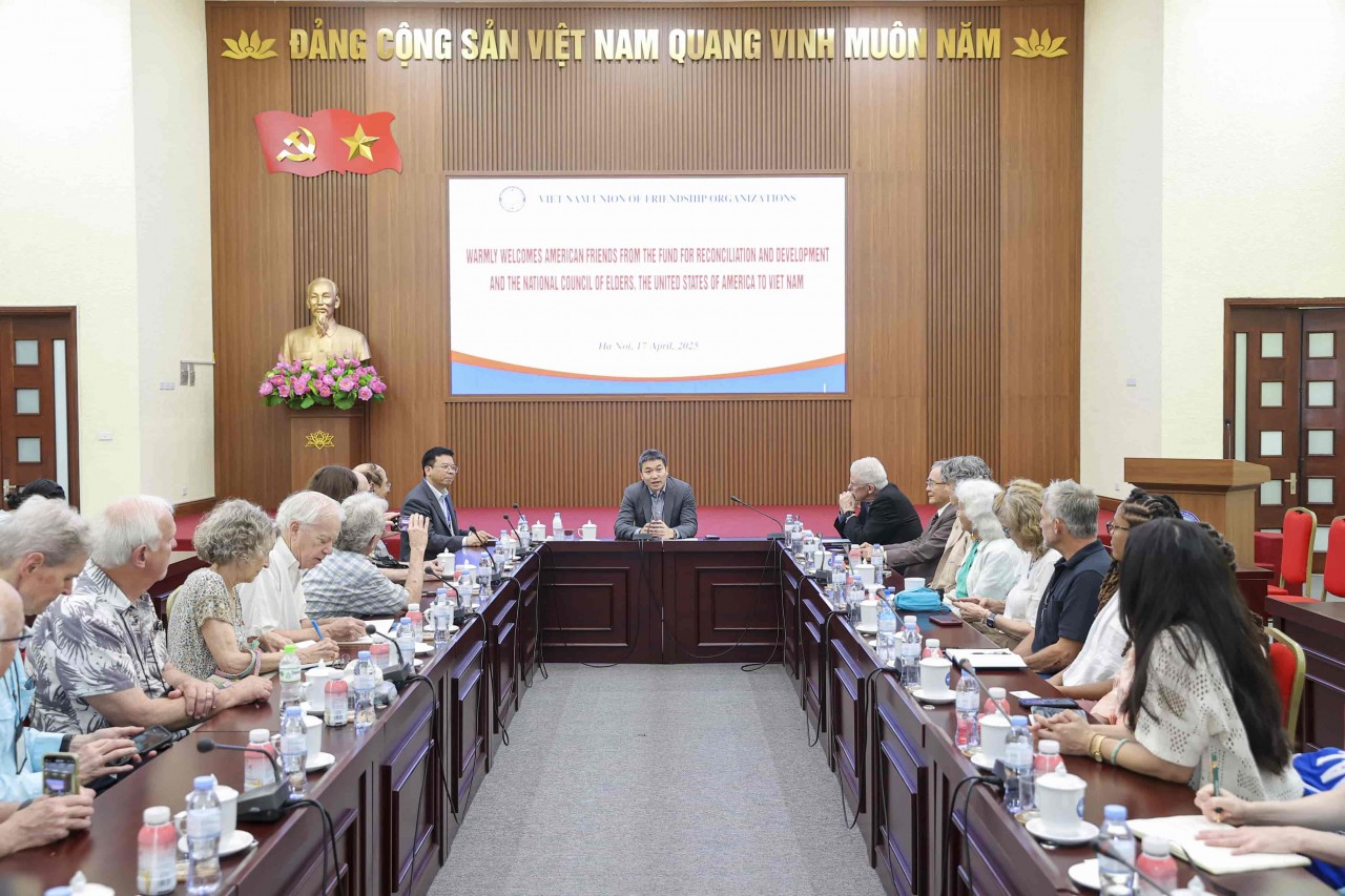VUFO President Phan Anh Son (center) receives the delegation from FRD and NCOE in Hanoi on April 17. (Photo: Dinh Hoa)