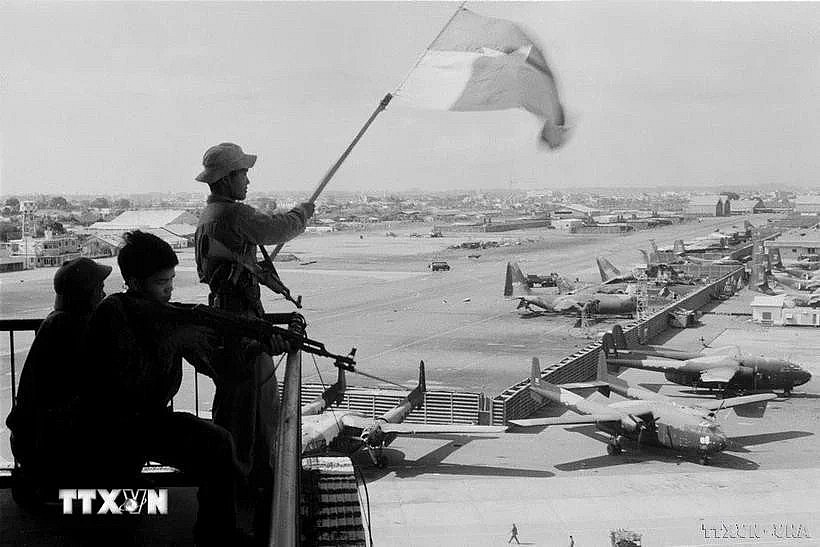 The liberation flag flies at Tan Son Nhat Airport on April 30, 1975. (Photo: VNA) The liberation flag flies at Tan Son Nhat Airport on April 30, 1975. (Photo: VNA)