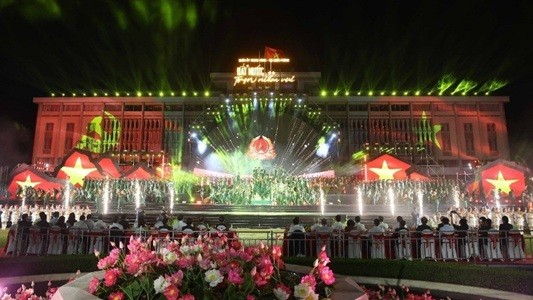 Party Chief Attends Grand Art Performance Celebrating National Reunification