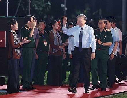 Party Chief Attends Grand Art Performance Celebrating National Reunification