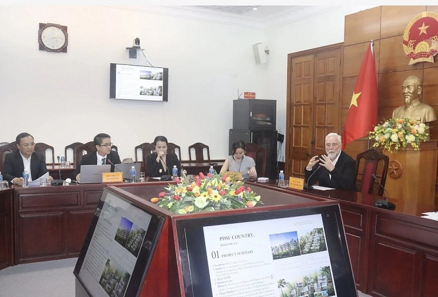 Representative of PDSI group proposes investing US$2.6 billion in a service complex combined with a golf course in Phan Thiet city.( Photo: Binh Thuan Newspaper)