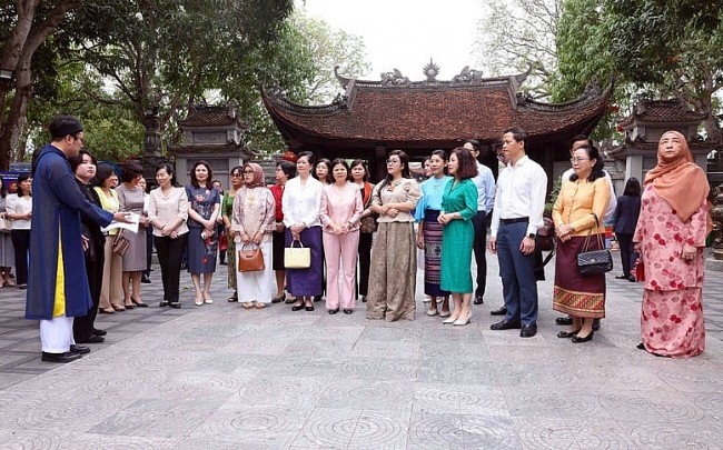 Spouse of PM Pham Minh Chinh Meets ASEAN Community Women's Circle in Bac Ninh