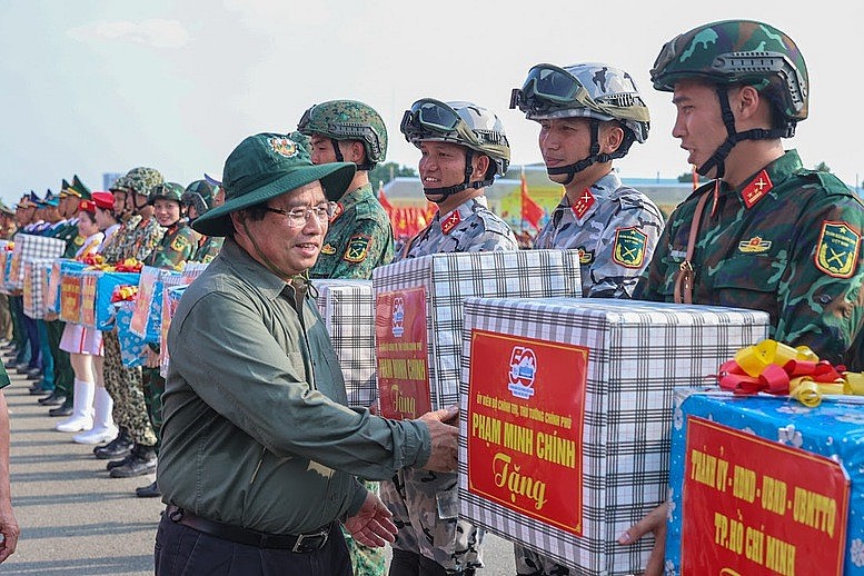 Prime Minister Pham Minh Chinh encourages forces who join the military parade on 50th reunification day (April 30, 2025)