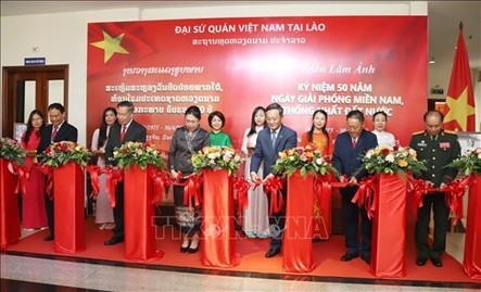 Photo exhibition in Laos: Story of Vietnam's Defense and Vietnam - Laos Solidarity