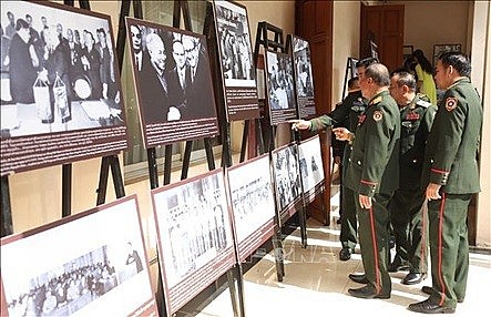 Photo exhibition in Laos: Story of Vietnam's Defense and Vietnam - Laos Solidarity