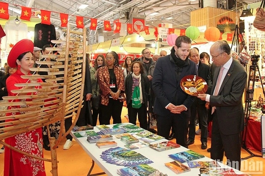 Vietnamese booth makes a strong impression at Paris Fair 2024 (Photo: nhandan.vn) Vietnamese booth makes a strong impression at Paris Fair 2024 (Photo: nhandan.vn)