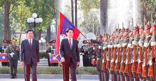 Top Lao leader hosts welcome ceremony for Vietnamese State President
