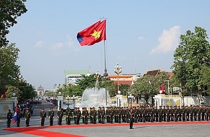 Top Lao leader hosts welcome ceremony for Vietnamese State President