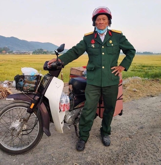 Trần Văn Thanh with his belongings on the journey from Vinh City (Nghệ An) to Ho Chi Minh City to watch the military parade on April 30.