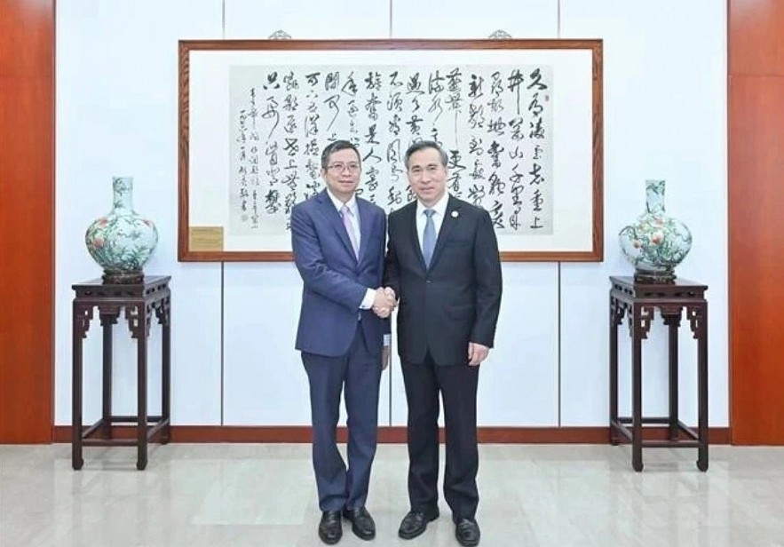 Vietnamese Ambassador to China Pham Thanh Binh (left) and Chairman of the China Council for the Promotion of International Trade Ren Hongbin.