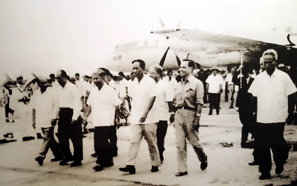 late General Secretary Lê Duẩn and fellow Party leaders visited Saigon - Gia Định after the day of complete victory.