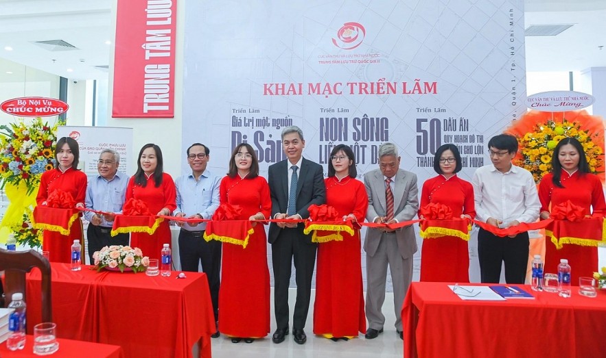 Over 200 Valuable Documents Displayed at 'Mountains and Rivers Connected One Strip' Exhibition