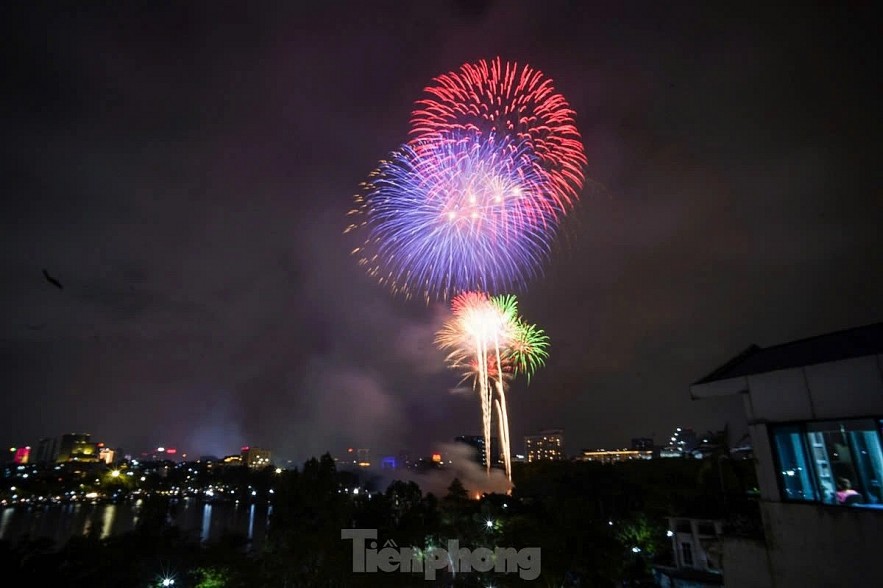 Hanoi's skyline is illuminated with a breathtaking fireworks display on April 27 evening, marking 50 years of national reunification. (Photo: TPO)