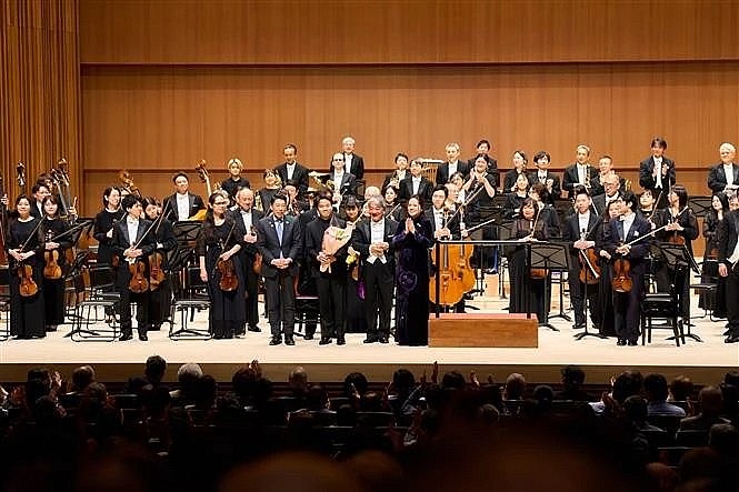 Consul General in Fukuoka Vu Chi Mai presents flowers to congratulate the successful performance. (Photo: VNA)