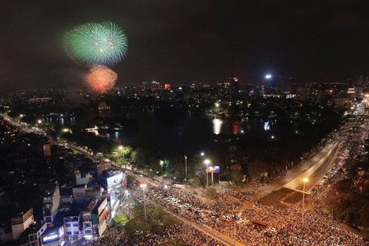 In pictures: Fireworks Display in Hanoi Celebrates national reunification day