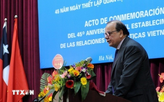 Secretary of the Communist Party of Chile Central Committee and head of its Commission for External Relations Claudio De Negri spoke at an event in Hanoi during his tenure as Chile’s Ambassador to Vietnam. (Photo: VNA)