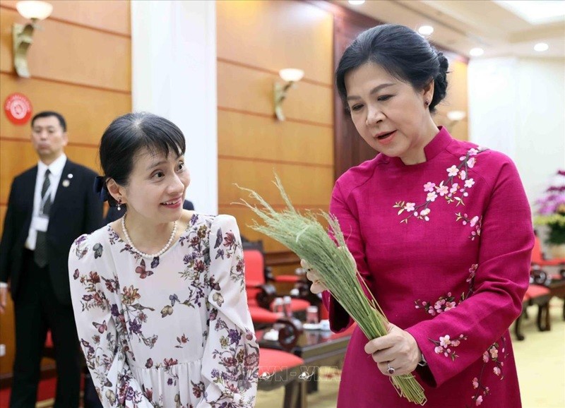 Spouses of Vietnamese, Japanese Leaders Engage in Making 'Banh Com'