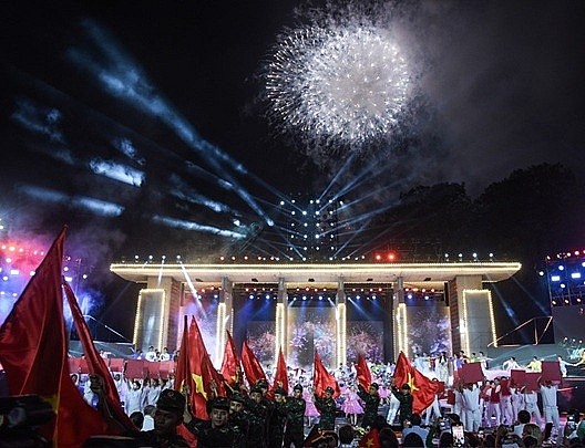 In pictures: Fireworks Display in Hanoi Celebrates national reunification day
